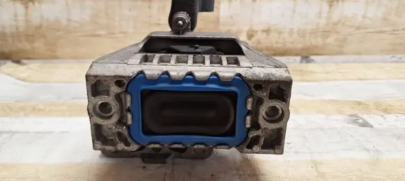 Engine mount bracket