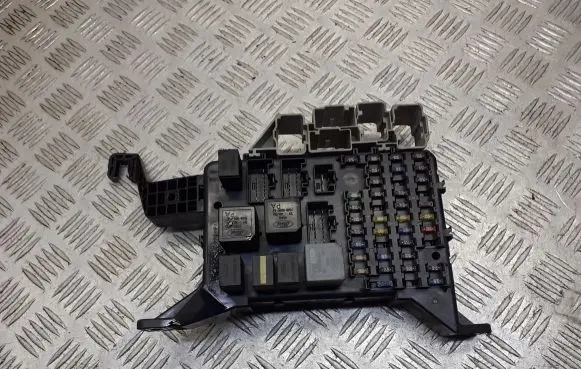 Ford Mondeo MK II Fuse box cover 1S7T-14A073-AE