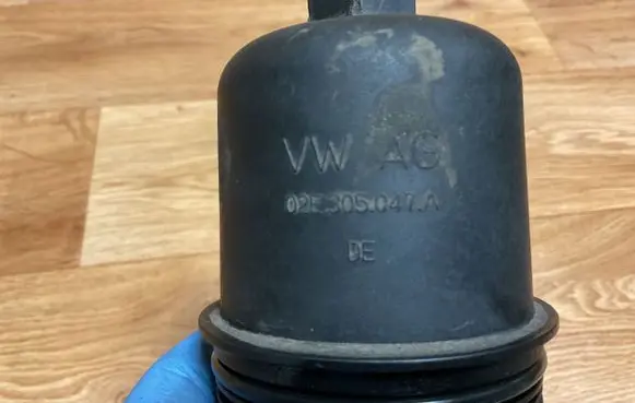 Volkswagen PASSAT B6 Oil filter cover 02E305047