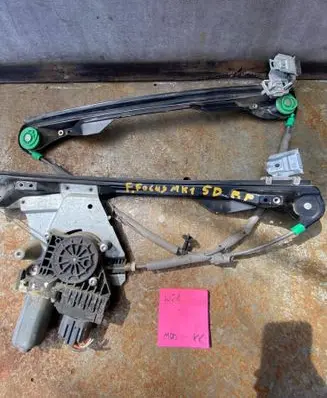 Ford Focus Front door window regulator motor 0130821757