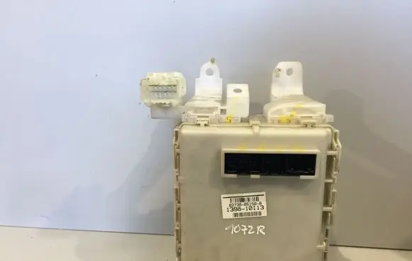 Toyota Avensis T270 Fuse module 8273005150B 139810I13 302280F05