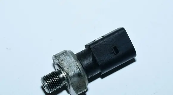 Volkswagen Crafter Oil pressure sensor 04L919081C