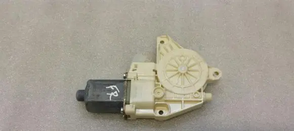 Mercedes-Benz E W212 Front door window regulator motor A2129066702