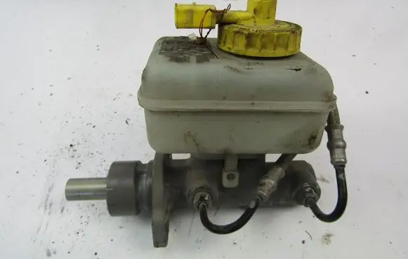 Volkswagen Golf IV Master brake cylinder 
