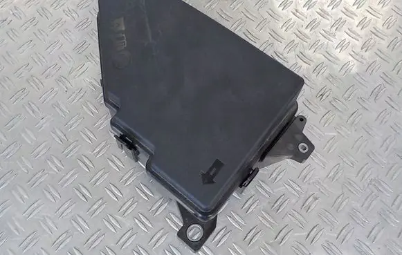 Volvo S90, V90 Fuse box cover