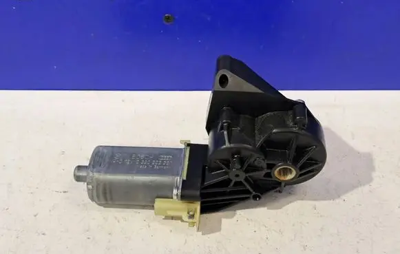 Mercedes-Benz C W204 Seat adjustment motor 82296770 0390203331