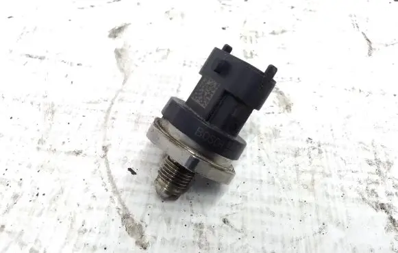 Cadillac CTS Fuel pressure sensor 0261545052 12621292