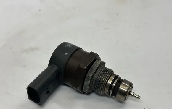 BMW 3 E90 E91 Fuel pressure regulator 7805733 13537805733 0281002481