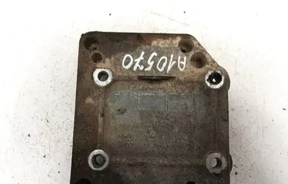 Engine mounting bracket
