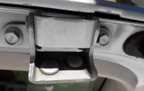 SsangYong Rexton Tailgate/trunk/boot hinge