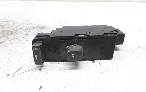 Volvo S60 Electric window control switch 8682950