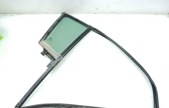 KIA Sportage Rear vent window glass