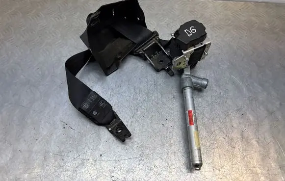 Volvo V70 Rear seatbelt 39821979