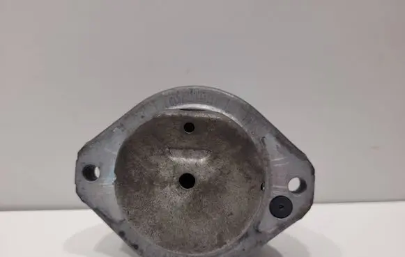 Engine mount bracket