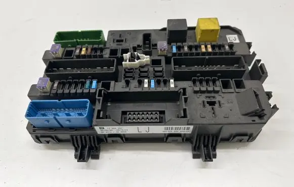 Opel Zafira B Fuse module 13268287