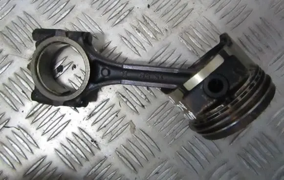 Hyundai Accent Piston with connecting rod