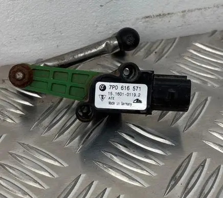 Volkswagen Touareg II Rear air suspension level height sensor 7P0616571 15160101192