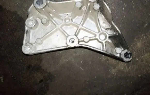 Mercedes-Benz E W212 Engine mounting bracket A6510940039