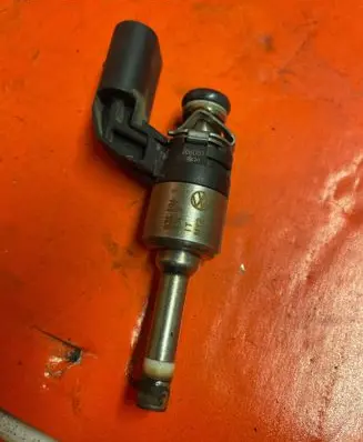 Volkswagen Golf VI Fuel injector 03C906036f