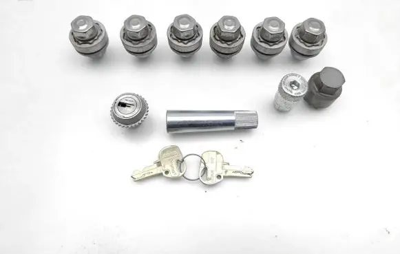 Land Rover Defender Anti-theft wheel nuts and lock 