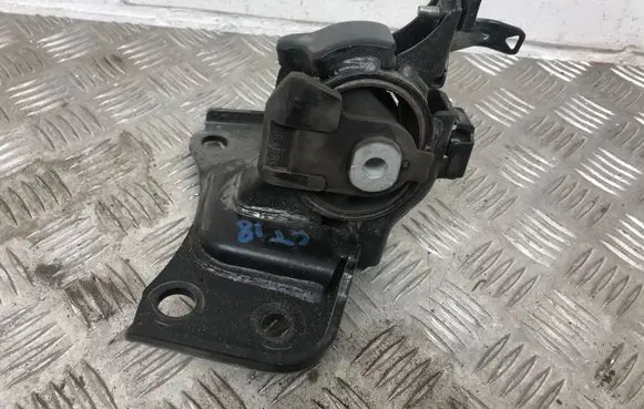Lexus CT 200H Engine mount bracket