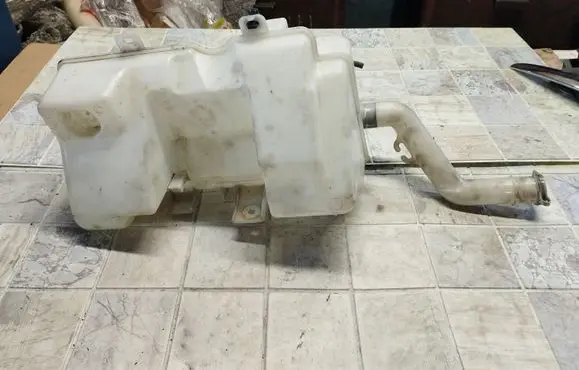 Windshield washer fluid reservoir/tank