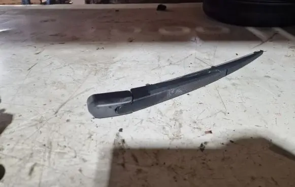 Toyota Avensis T270 Rear wiper blade arm