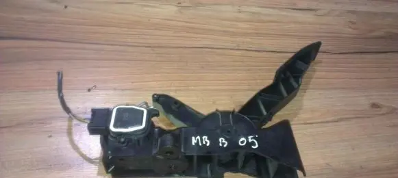 Mercedes-Benz A W169 Accelerator throttle pedal 1693000104 91736020