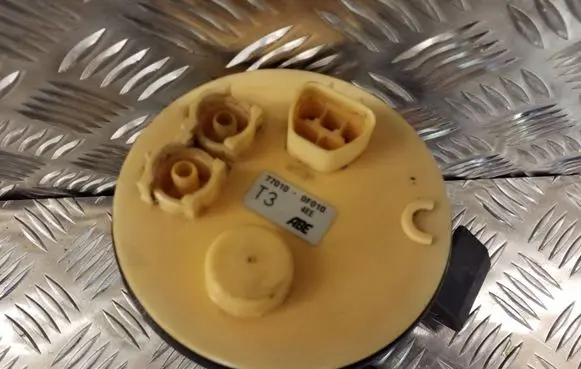 Toyota Corolla Verso E121 Fuel level sensor 770100F010 4EE