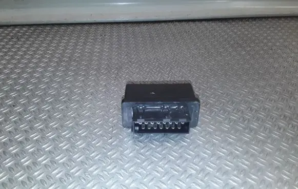 Peugeot 207 Fuel pump relay 240107