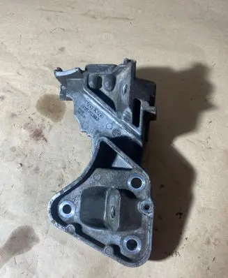 Volvo V50 Engine mounting bracket 08670393 1285