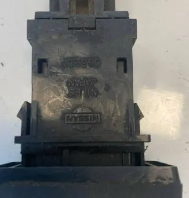 Nissan Micra Windscreen/window heater switch 065251