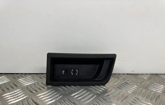 BMW 4 F32 F33 AUX in-socket connector 9207358 51169207358 58450710