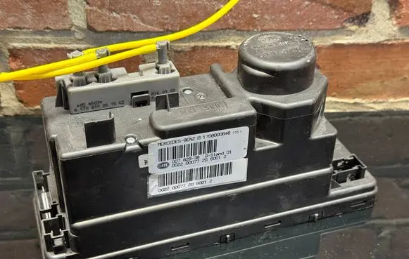 Mercedes-Benz SLK R170 Central locking vacuum pump 1708000648 00782838