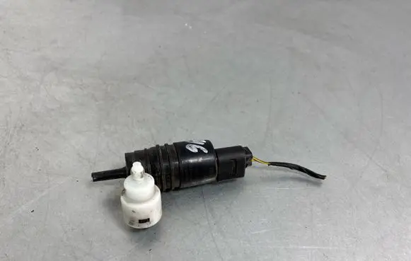 BMW 2 F46 Windscreen/windshield washer pump 7388349