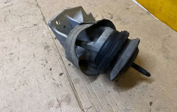 Engine mount vacuum valve