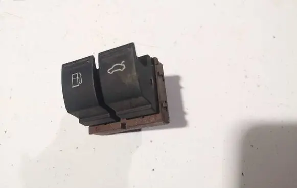 Volkswagen PASSAT B6 Fuel tank opening switch 