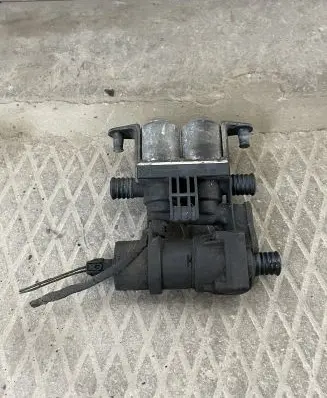 BMW 5 E39 Coolant heater control valve 8374994 1147412135