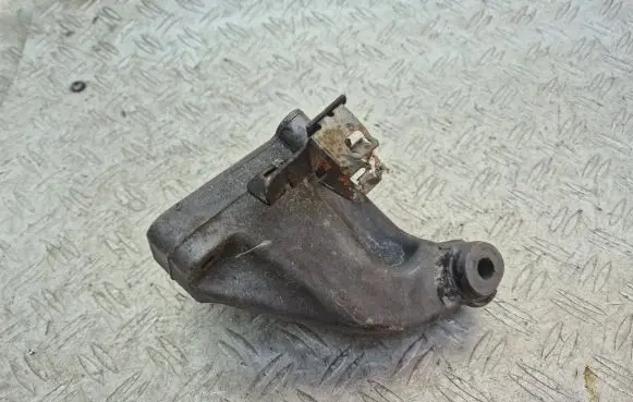 Mercedes-Benz CLS C219 Engine mounting bracket A6422230104