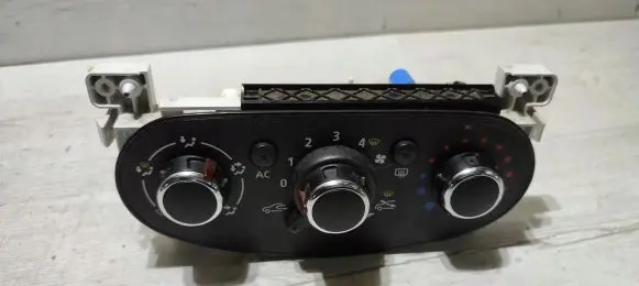 Dacia Duster Climate control unit 42591223