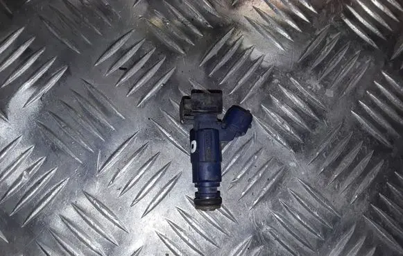 Hyundai i30 Fuel injector 353102B000