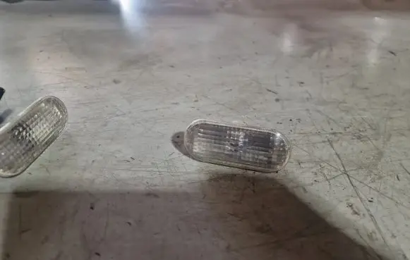 Front fender indicator light