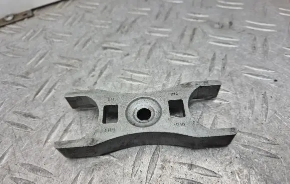 Skoda Octavia Mk3 (5E) Fuel Injector clamp holder 04L216