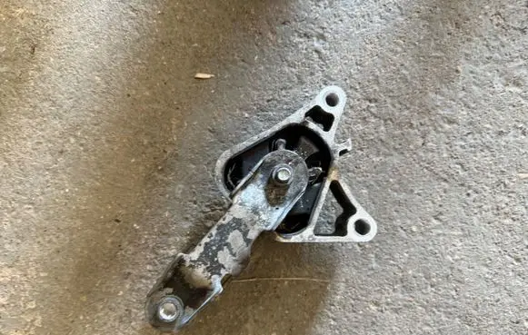 Mercedes-Benz A W176 Engine mounting bracket