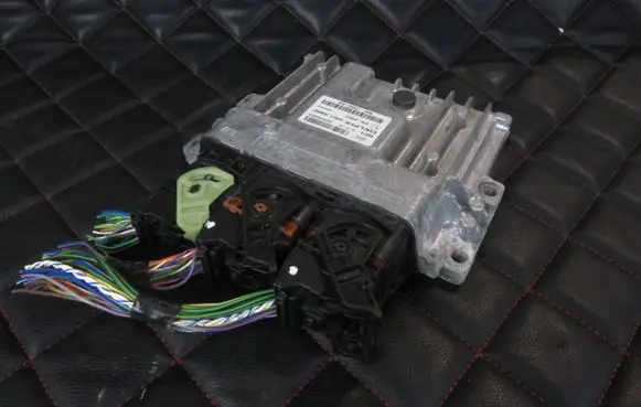 Ford Focus Engine control unit/module 28383937 BV6112A650AGK 97RI010012