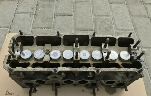 Volkswagen Jetta II Engine head 026103373Q