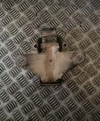 Volkswagen Amarok Engine mounting bracket