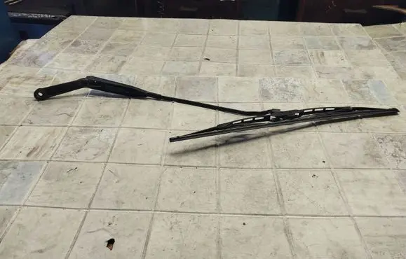 Opel Vectra B Windshield/front glass wiper blade 90504175RH