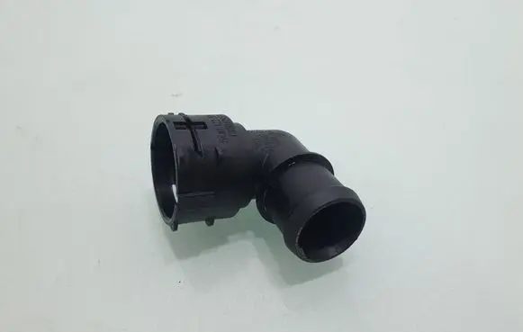 Volkswagen PASSAT B8 Engine coolant pipe/hose 5Q0122291