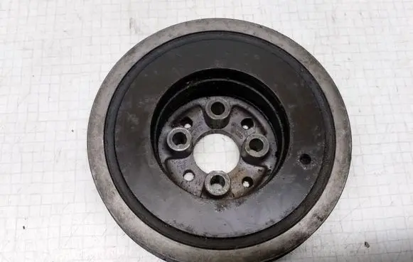 Volkswagen PASSAT B5 Crankshaft pulley 038105243F